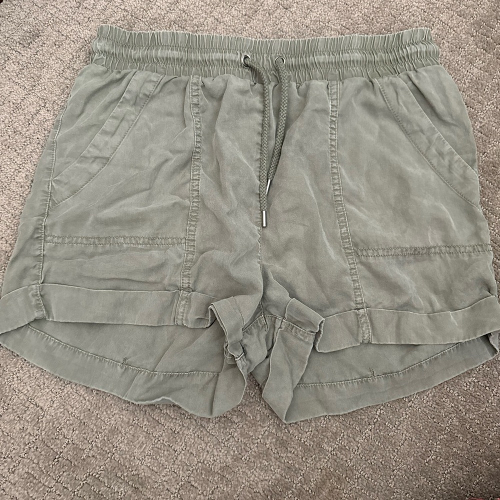 Army green loss fitting shorts